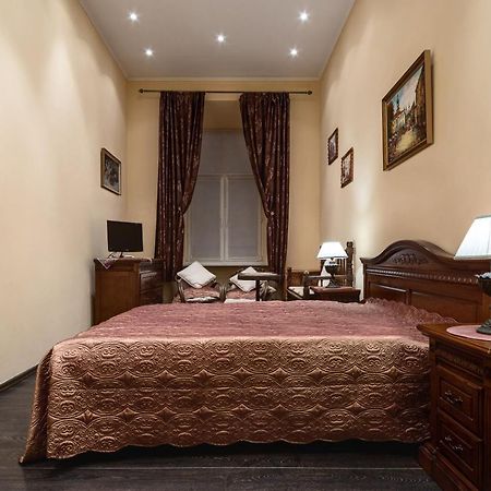 Bed & Breakfast In Downtown Lviv Bagian luar foto