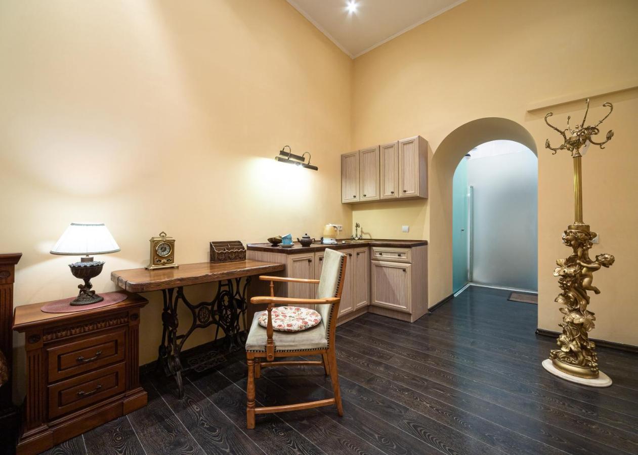 Bed & Breakfast In Downtown Lviv Bagian luar foto