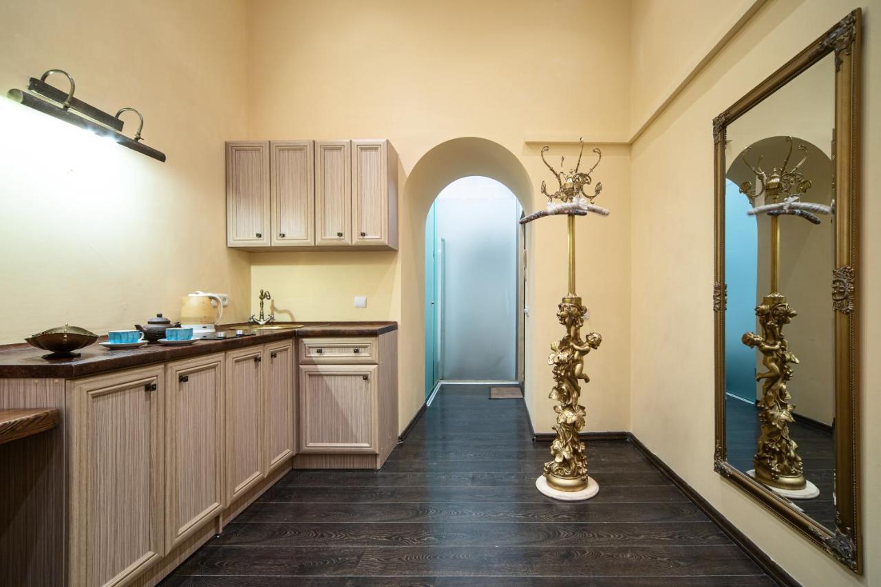 Bed & Breakfast In Downtown Lviv Bagian luar foto